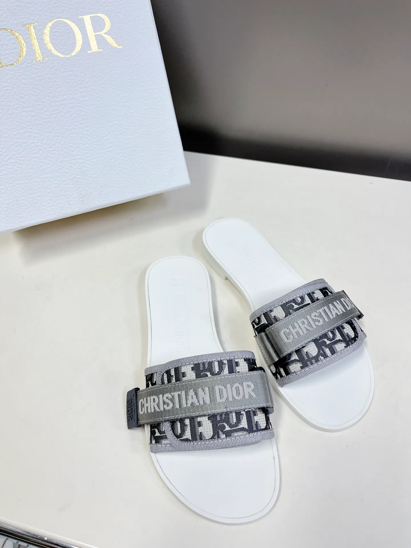 👟👟Ex-factory price 360👟👟 Dior classic Dior Velcro buckle sandals. The high version of the GO original version is perfectly reproduced. The most popular color matching fabric. Super layered. The original molded high-end TPU outsole✔️very comfortable and easy to walk. The upper materials are all original customized, 3D electric embroidered three-dimensional cloth surface. Very versatile. A must-have for lazy people in summer. The original full set of packaging code number: 35-40
